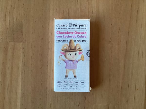 Caracol Púrpura, chocolate oscuro 55% con leche de cabra: “No esperes el dulzor plano de la vaca”